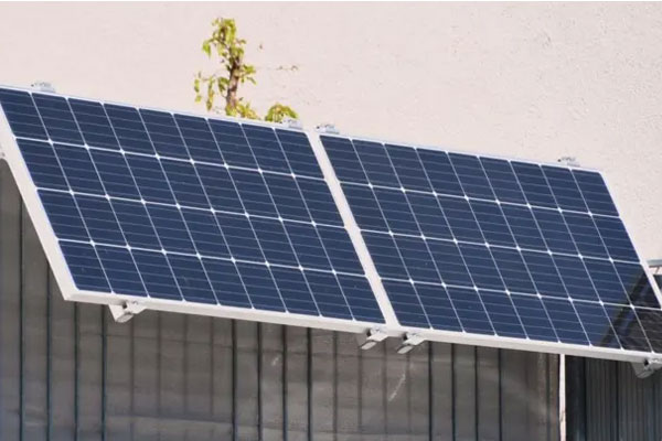 陽臺欄桿上安裝的光伏太陽能系統