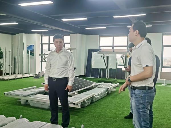 美區(qū)領導參觀邁貝特光伏產品展廳