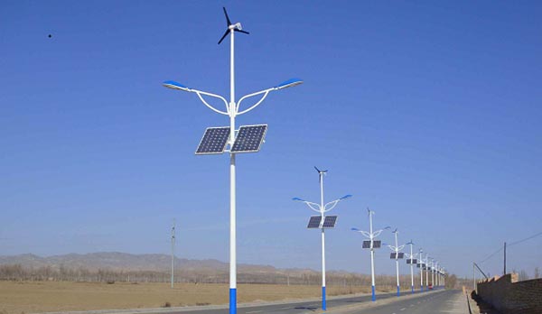 高速公路上的風光互補路燈