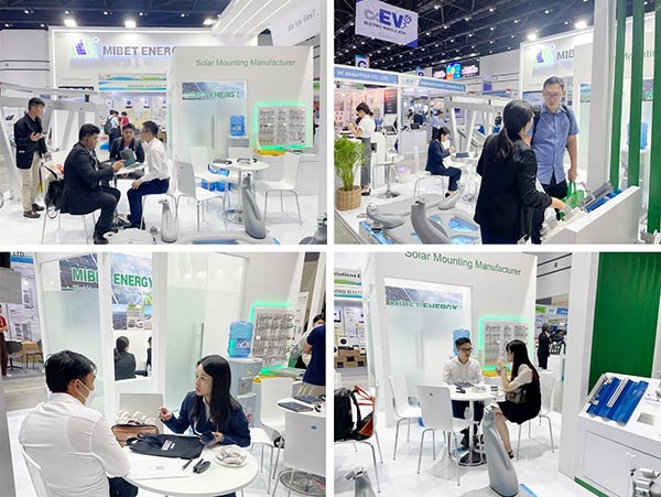 用戶在展位了解產品