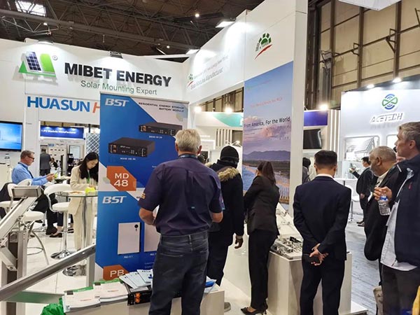 展會現場來訪者了解我們產品-3