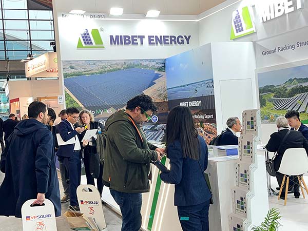 邁貝特意大利展展位-參展客戶在了解產品