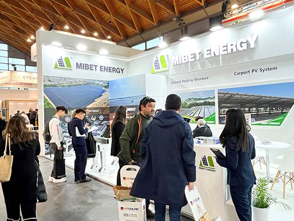 邁貝特意大利展展位-參展客戶在了解產品