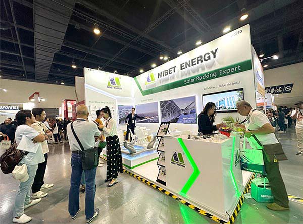 來賓參觀了解邁貝特產品