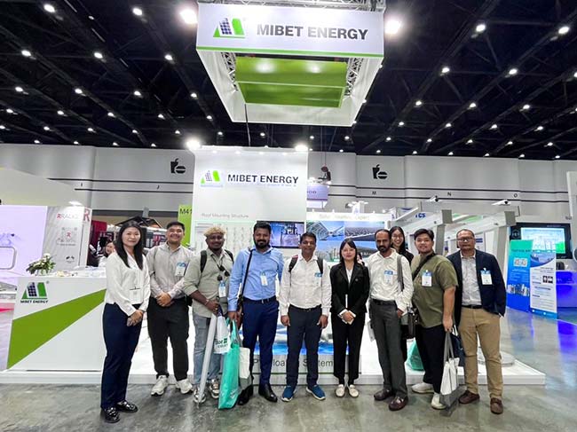 邁貝特員工與來訪用戶合影