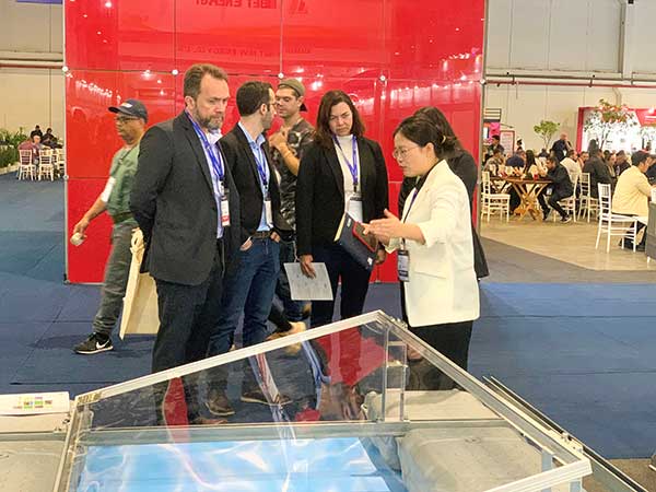 參觀者了解邁貝特的漂浮系統