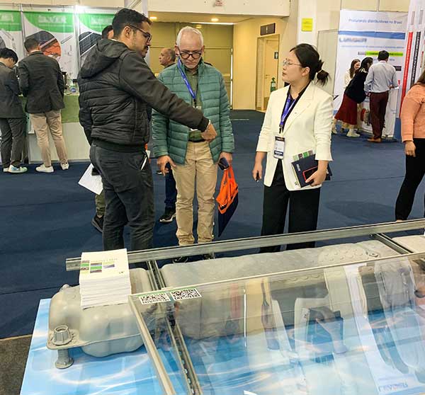 參觀者了解邁貝特的漂浮系統