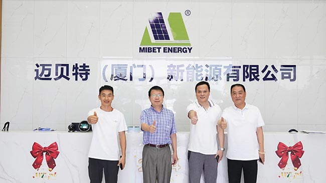 邁貝特領(lǐng)導(dǎo)與會(huì)長、秘書長合影