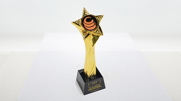 邁貝特獲得中國光儲創新技術成果獎-獎牌